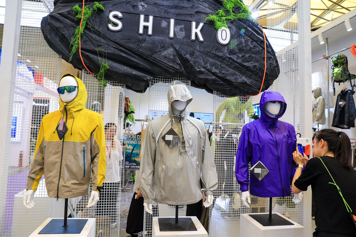 文章主题为探路者亮相CHIC 2023春季展会以专业+时尚引领行业未来根据主题结合下方文章内容撰写出吸引人的修饰标题