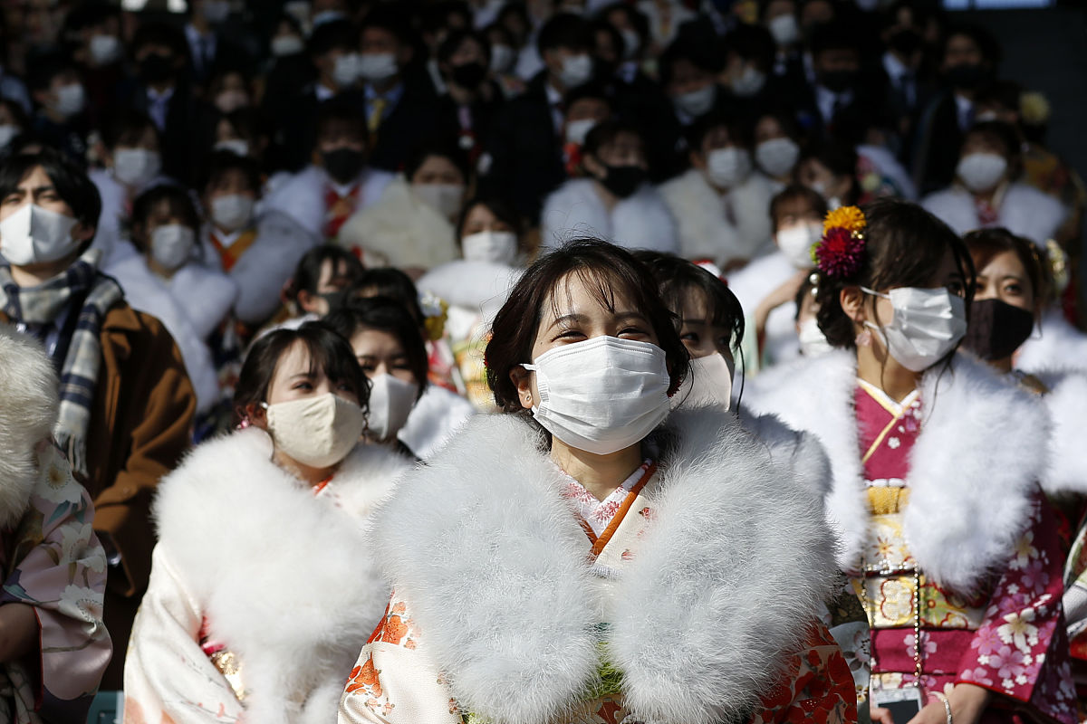 当地时间2021年1月11日,日本西宫市,阪神甲子园球场上户外成人礼举行.