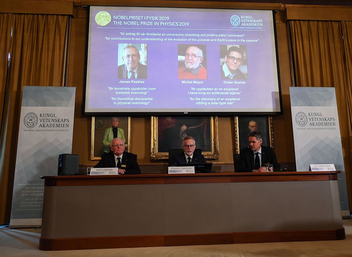 当地时间2019年10月8日,瑞典斯德哥尔摩,瑞典皇家科学院将2019年诺贝