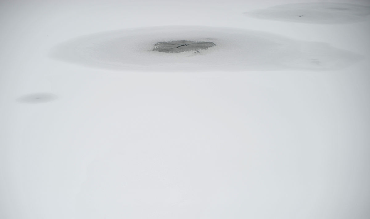 2012年12月15日,北京,奥林匹克森林公园雪景.湖面上的抽象画.+++_+++