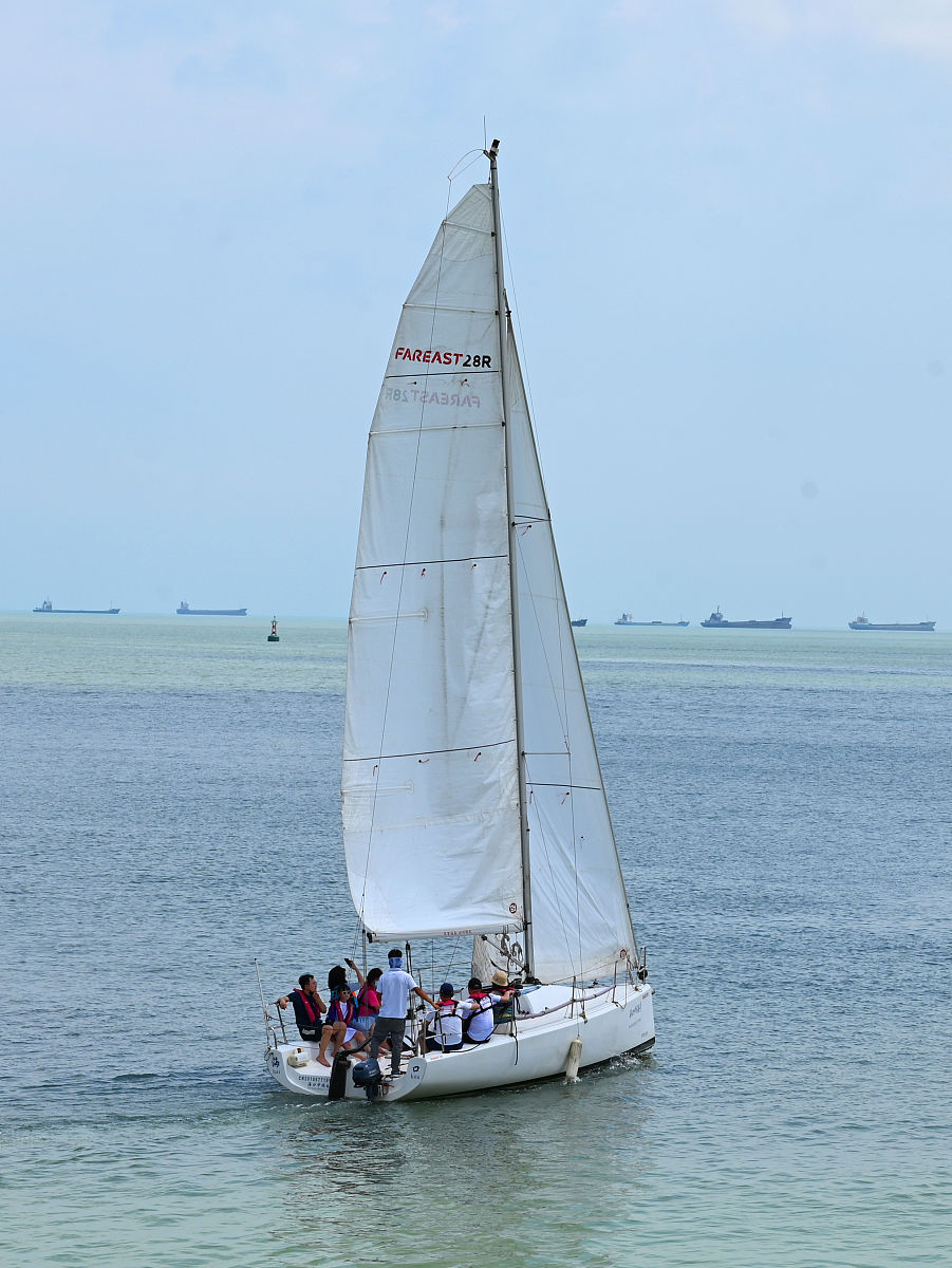 2021年5月5日,海南,游客在海口西海岸旅游度假区体验帆船运动.