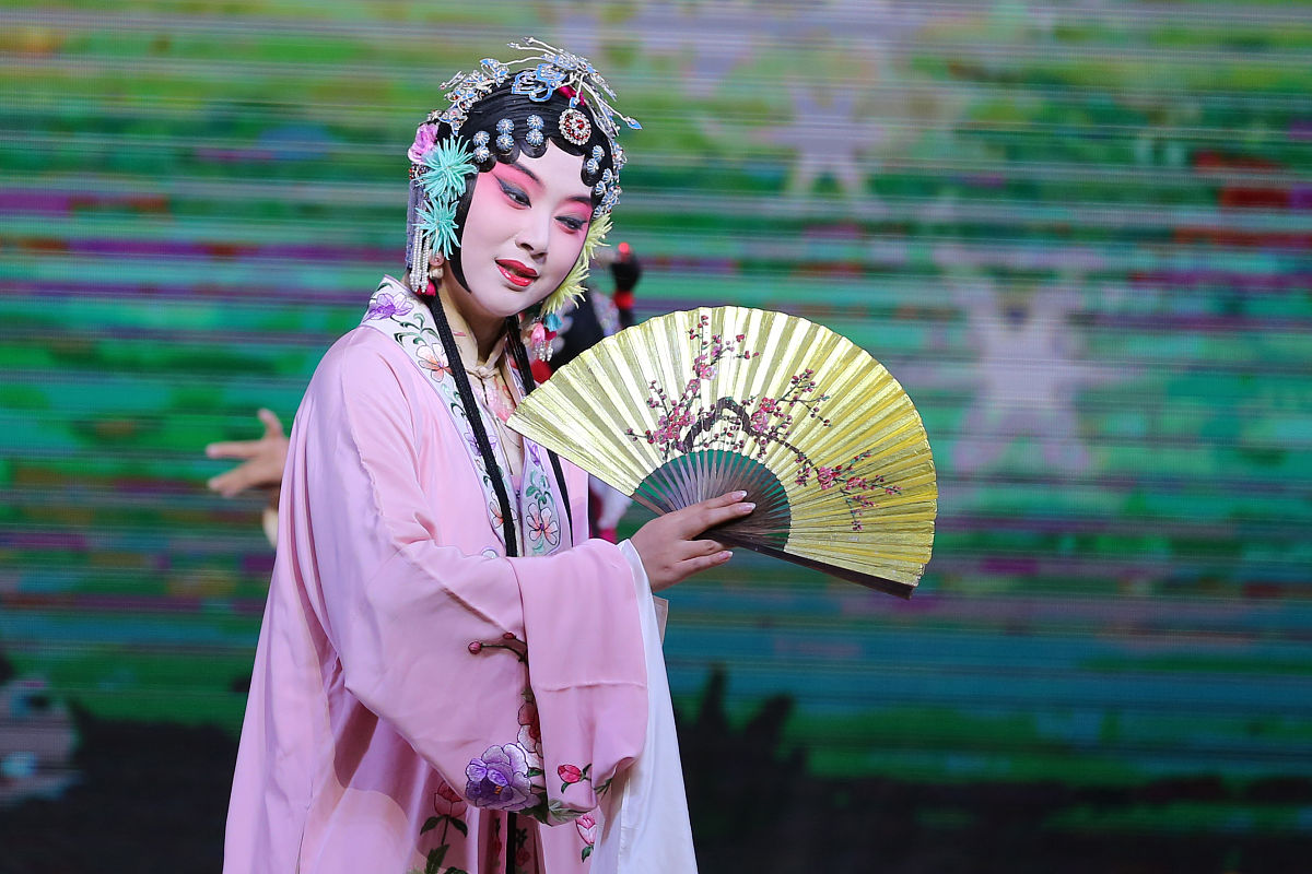 2017年10月10日,南京,演员在表演昆曲传统曲目《牡丹亭游园》.