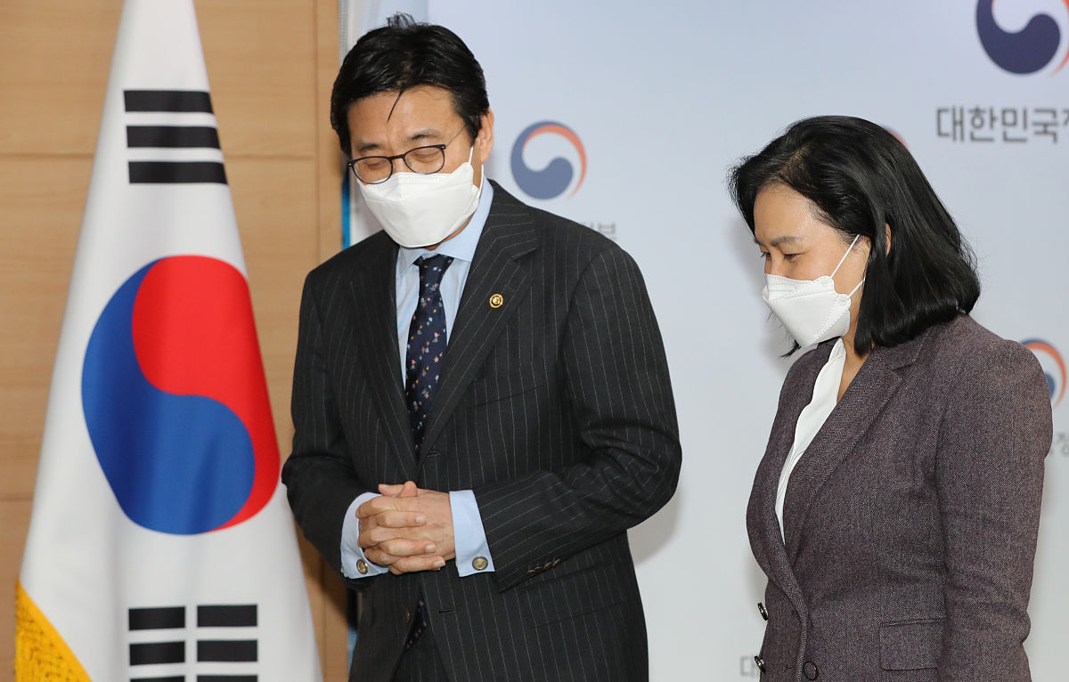 当地时间2021年2月5日,韩国首尔,俞明希出席新闻发布会.当日,韩国候选