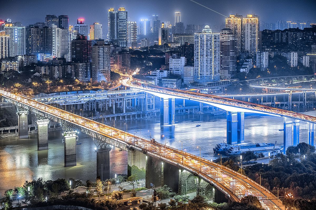 2016年7月26日,重庆嘉陵江大桥与渝奥大桥,夕阳西下的时候,钢筋城市高
