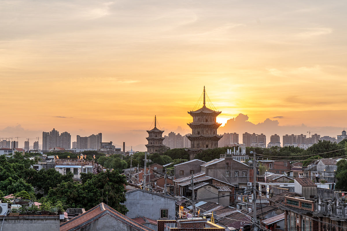 2020年7月23日,福建泉州旅游地标城市风光.泉州步行老街西街和东西塔.