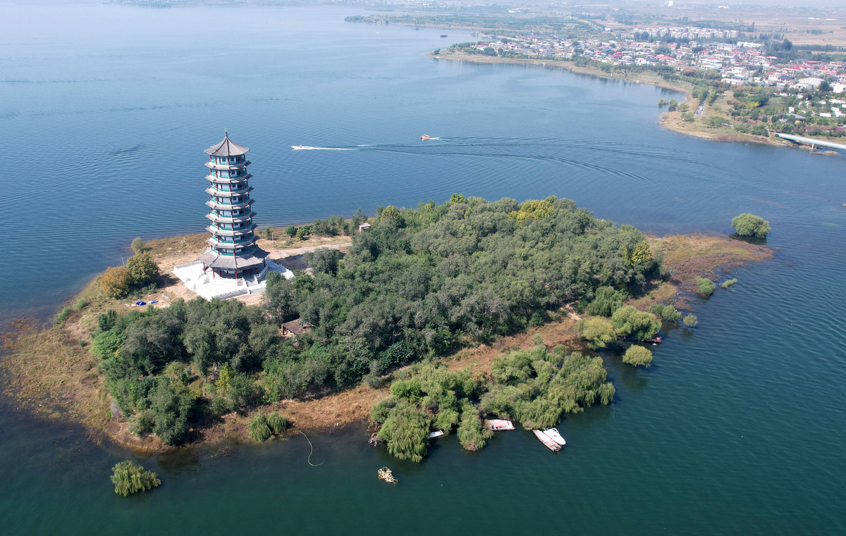 2023年10月3日,河北邯郸,游客在溢泉湖风景区乘坐快艇