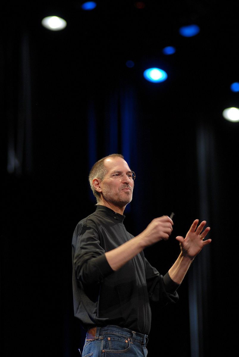 在他的毕业典礼演讲中乔布斯向我们讲述了他生命中的三个故事。第一个故事是关于连接点。在这里点指的是你生活中许多不同的经历。乔布斯想强调你永远无法提前知道生活会变成什么。只有通过回顾你才能知道你各种经历的意义。因此你必须勇敢地相信你的直觉相信你选择的道路会引导你走向你真正想要的生活即使它引导你离开陈旧的道路。乔布斯讲述的第二个故事是关于爱和失去的。你必须找到你喜欢的东西这对工作来说和你的爱人来说都是如