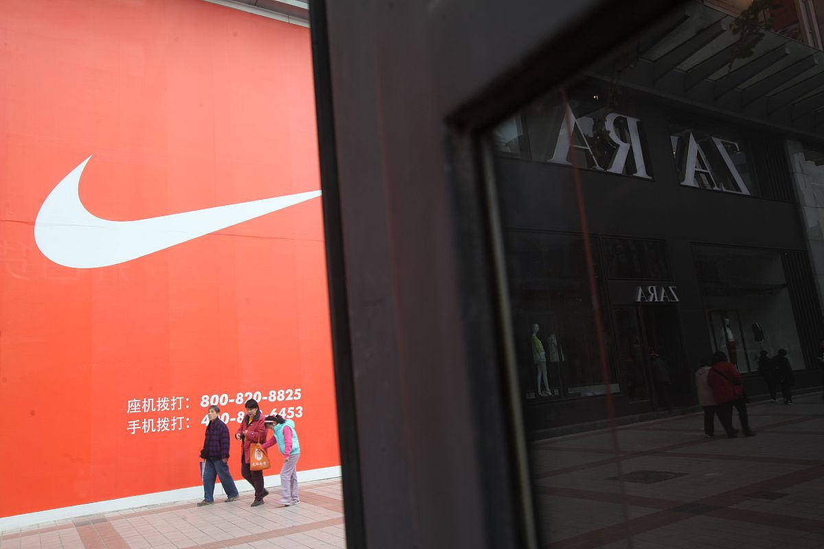 如果你是一名nike店铺服装区的销售员工你该向客户如何进行推销高情商的表达给我一些问答形式的模板