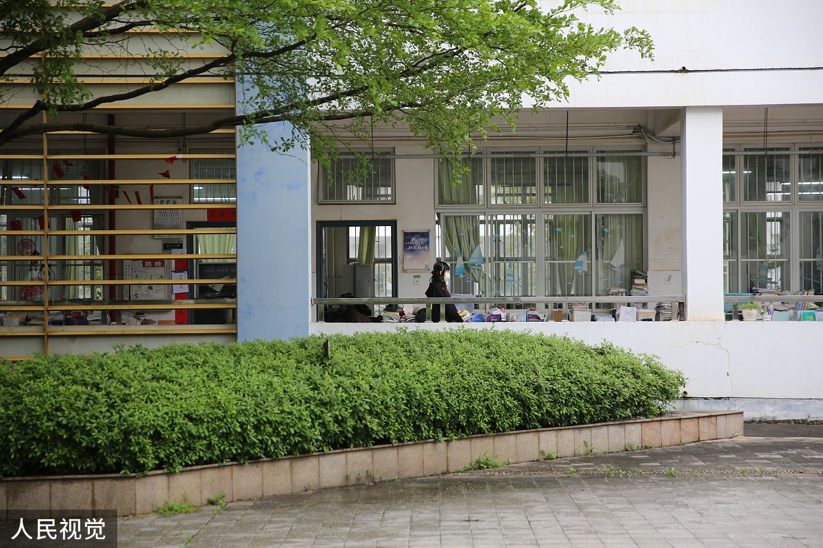 2020年4月6日,广西南宁市第二中学内高三学生整理教室及学习资料.