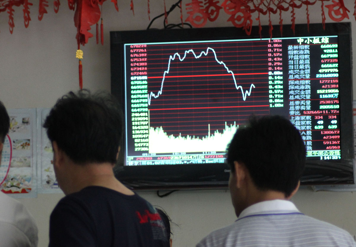 2010年10月15日,海南海口,投资者在一家证券营业部关注股市行情.