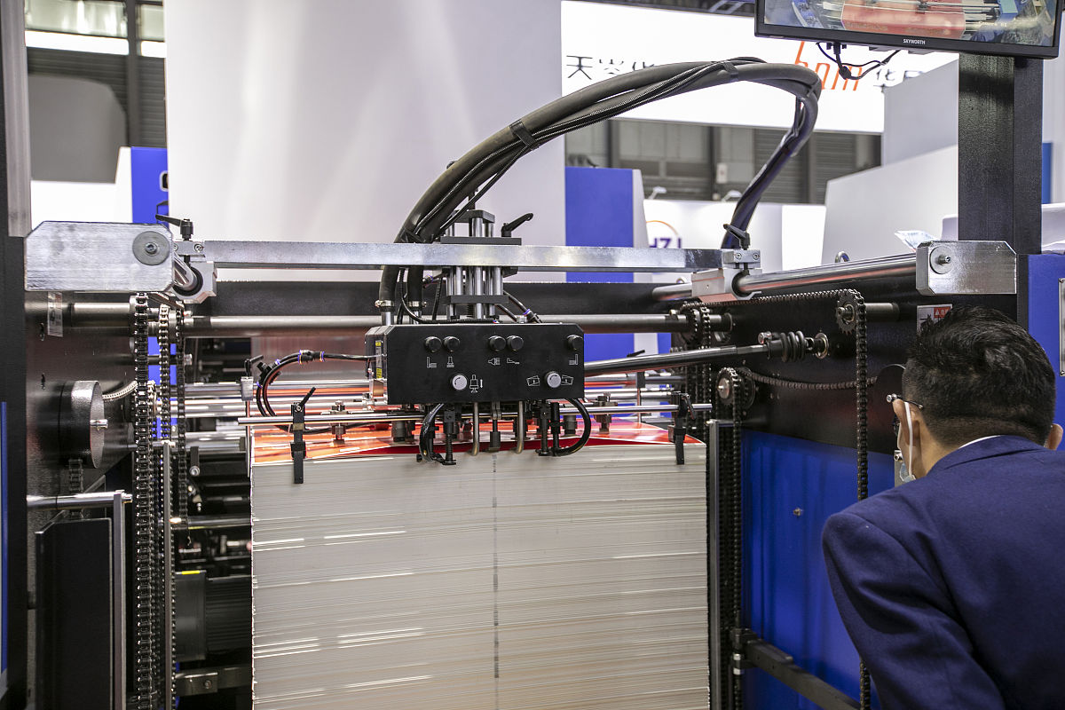 我想研究三轴龙门柔性上料设备有没有相关论文可以参考