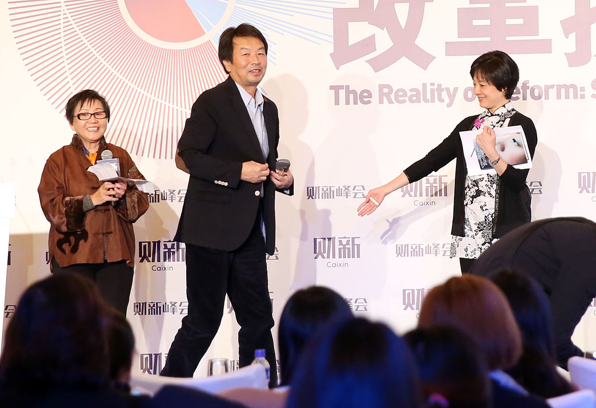 2016年12月02日,北京,中国作家,茅盾文学奖得主刘震云在第七届财新峰