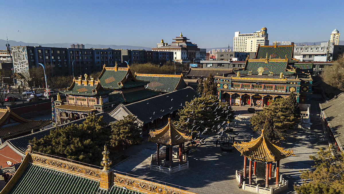 内蒙古呼和浩特 回答必须在1500~2000字左右的文章