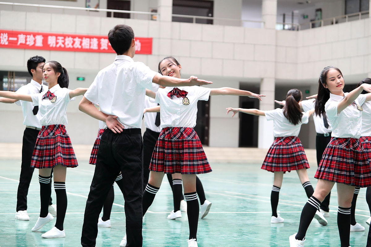 校园搞怪舞：释放活力，快乐无限！