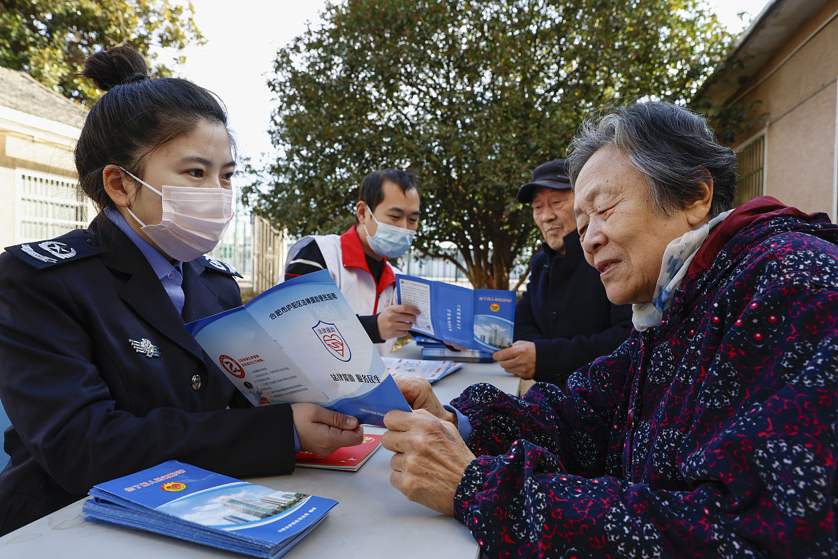 改善老年人服务质量不足的方案：政府如何行动？