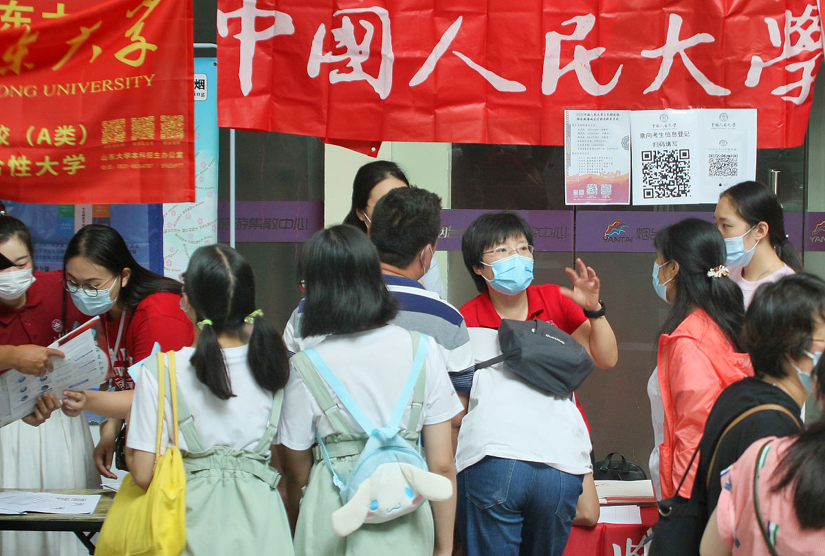 新冠疫情下大学生人格特质、社会支持与应激反应的关系