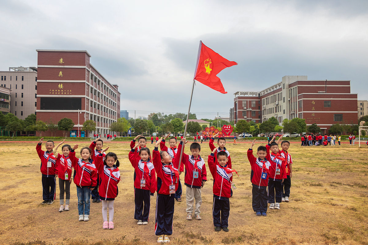 2021年10月13日,江西省吉安市新干县实验小学新入队的少先队员们合影
