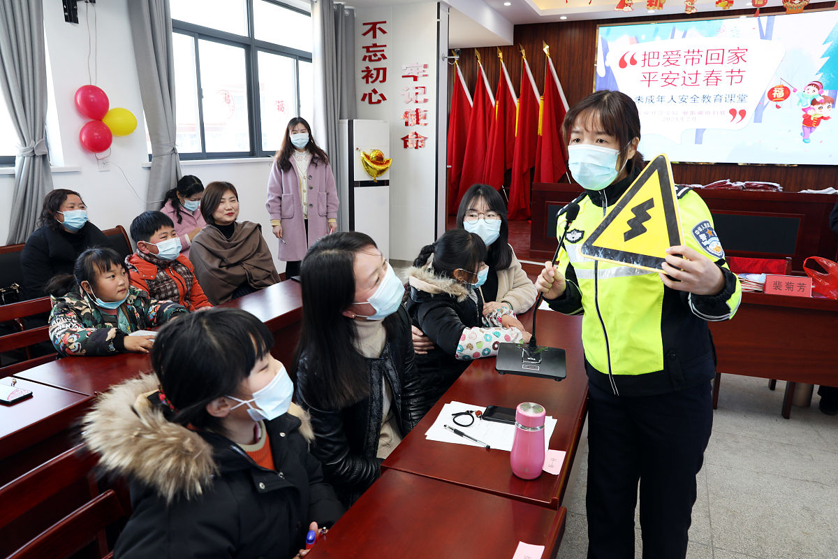 深圳市环卫公司安全部门分成：月度安全排查、交通安全培训、生产安全培训写四份月刊