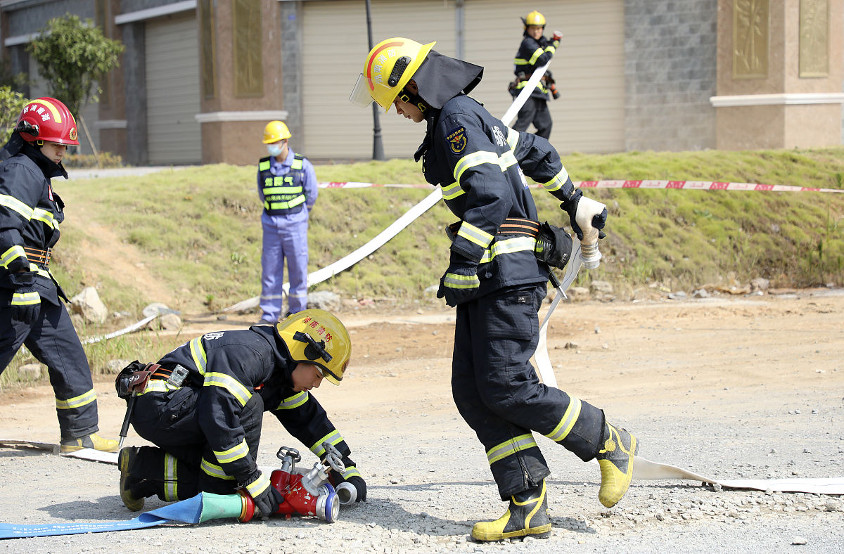以【着火点变化程度物理性质的变化程度休息性舒适性危险性可能性化学性质的变化程度的危险性舒适性可能性延展性变化程度舒适性可能性 耐久变化程度韧性的变化的可能性光泽的变化速度的变化重量变化可能性硬度的变化可能性软度的变化恐怖危险的变化为主题制定一份决策应该如何进行的成本和时间的最小化最快化准备和需要使用哪一些设施和设备管理效率最优化和加大选拔人才力度的准备
