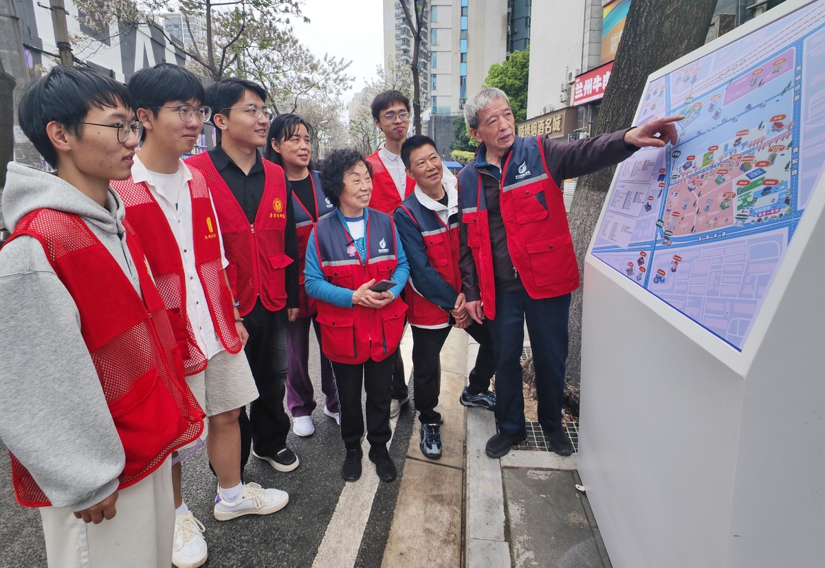 2026年4月12日,湖北省武汉市,市民在第三届泡桐花上.,