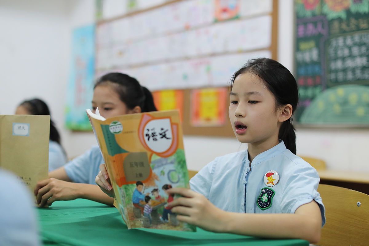 概括以下文章的主旨。文章为：以《掌声》为例重庆第二师范学院文学与传媒学院辛旭东冉艾灵在小学语文教学过程中朗读是必不可少的重要环节养成良好的朗读习惯能够为学好语文课程奠定坚实的基础。同时培养和提升学生朗读课文的能力能够提高其语言表达素养及对文章的理解并激发创造性思维。《义务教育语文课程标准2011年版》在关于阅读教学的建议中指出各个学段的阅读教学都要重视朗读和默读。各学段关于朗读的目标中都要求‘有感