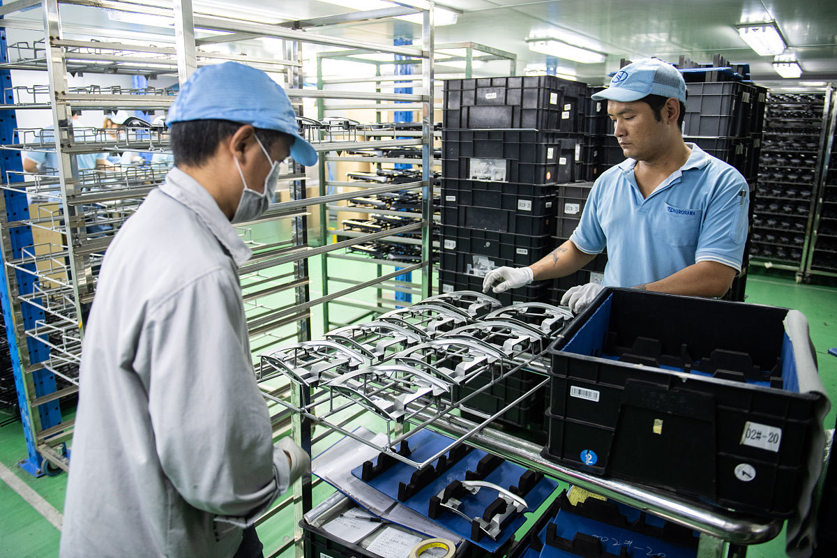 就如何实现京东方整厂统一AOI OS帮我总结以下两个人的话。李超：就BOE客户所有的AOI检测需求都是经过我们的平台不漏水不会再向外面发布新的AOI检测订单。黄奇：1、整厂统一趋势是必然趋势2、实现京东方整厂统一是一件非常大的事情因为大所以值得去做也是因为大所以需要众志成城地去做。有强大的团队充足地资源支撑结合我们的产品优势就能真正地做到客户成功3、要达成这个目标需要公司的各个部门高效的协同。对整