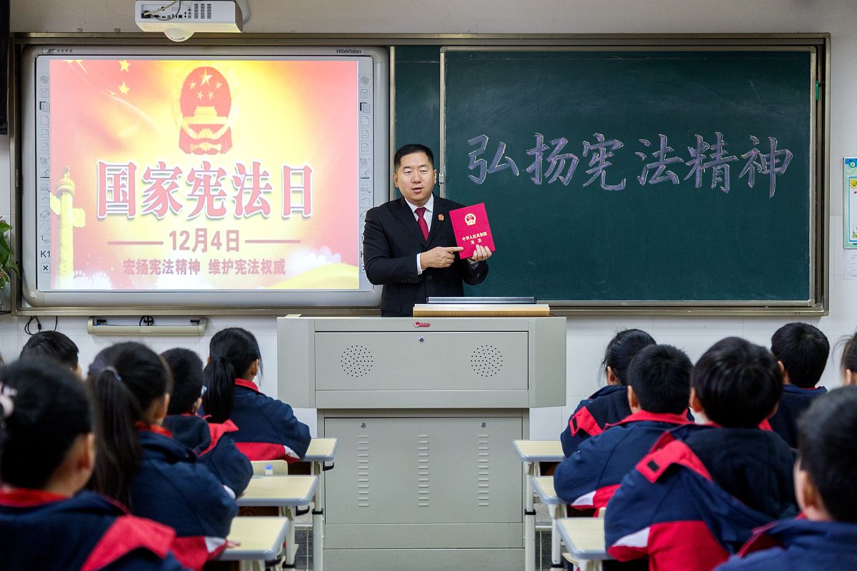 加强新生法制教育：在校园网上设立普法专题，培养学生法律意识