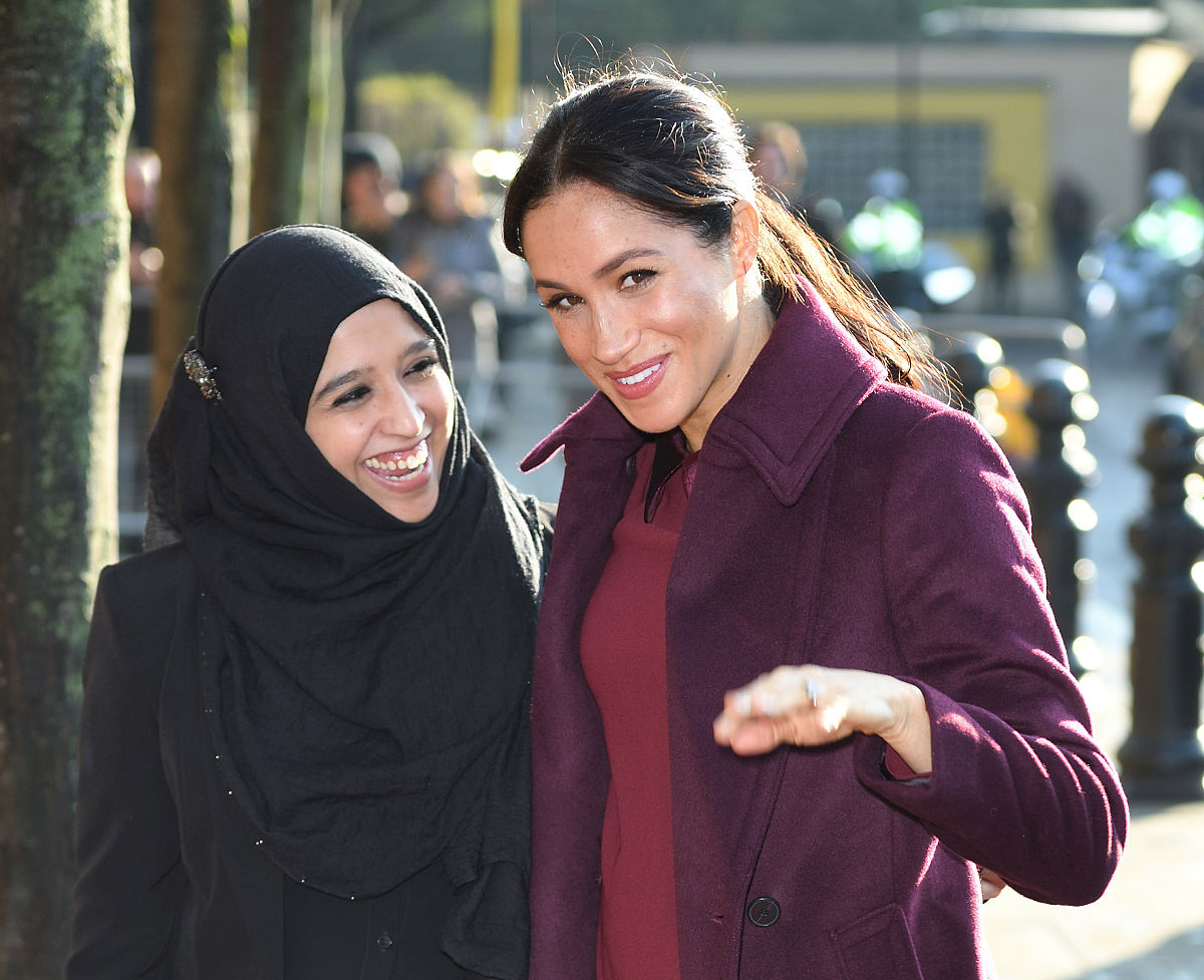 这句话有语病吗“允许在指定的区域中运营社区厨房，且需要符合场地面积、设备及卫生标准。当社区厨房用作商业用途时，需满足停车、废物管理和通风等额外要求。”