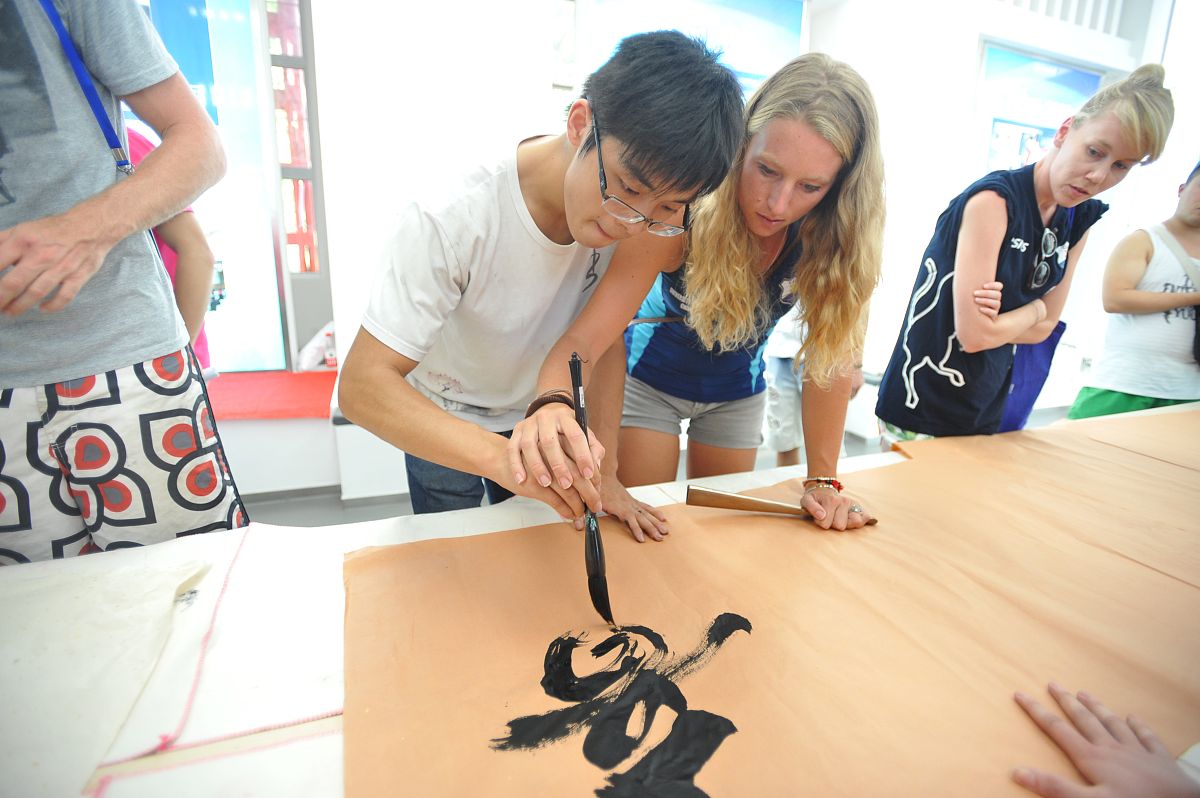 2014年7月22日,武汉,国际名校学生学书法.