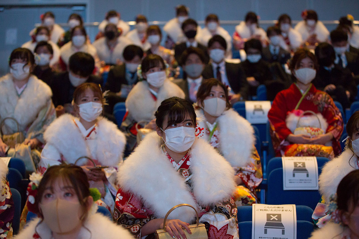 当地时间2021年1月11日,日本横滨,少男少女穿着和服参加成人礼.据悉,