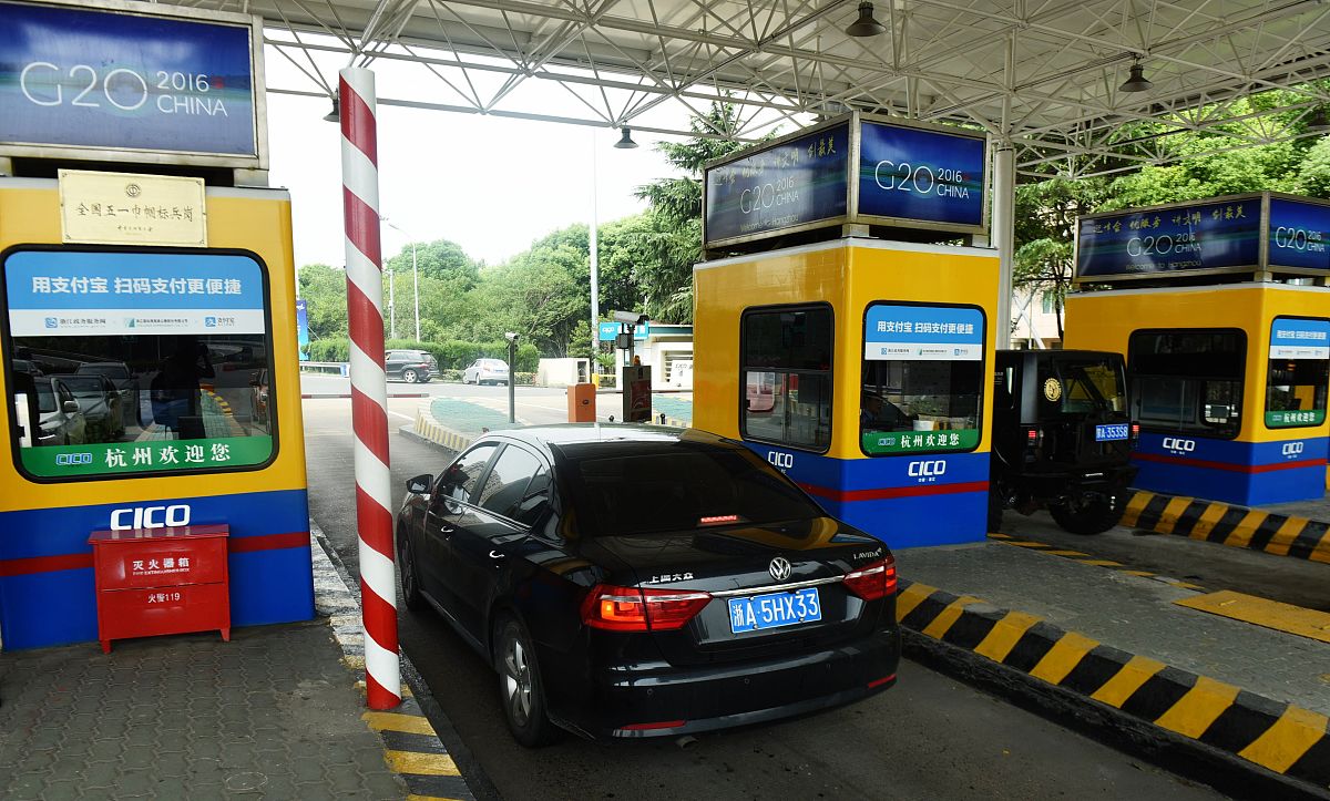 寫一封英文信你好！ 今日在woolpack lane停車場停泊我的車輛兩小時 在回程取車的時候發現在車的擋風玻璃上放著貴公司的字條 想起可能是有關停車場付費的問題 但其實我們停泊車輛後便立即去付費的機器支付有關費用 請看附件 是有關我們已付費的收據 我們是否遺忘了什麼東西？ 我們是剛落英國的 有很多事情形不明白 如果造成對貴公司不便 敬請見諒 我們的車牌號碼是KS68NPC如有對貴公司造成不便 深