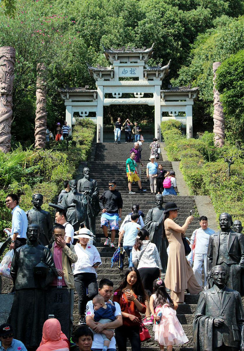 #年轻人为什么爱逛寺庙#【寺庙游爆火背后：年轻人既要休闲也在努力奋斗】随着旅游行业的复苏据相关数据显示2023年以来寺庙相关景区门票订单量同比增长310。2月以来预订寺庙景区门票的人群中90后、00后占比接近50。继飞盘、野餐、露营后寺庙游已经悄悄在年轻人当中流行起来。寺庙为何成为年轻人春游新宠？寺庙游爆火背后反映了年轻人怎样的心态？年轻人涌入寺庙上香真的是不上进吗？写一篇语言流畅文笔优雅能够打动