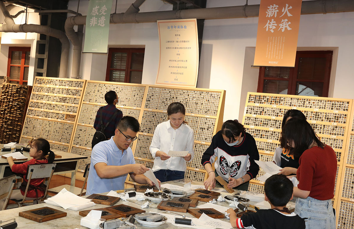 我做的是一款运用咸阳老街的文化脉络和街区形象做的一款桌游设计，目的是想让没有来过咸阳老街的人可以得到一种文化的传递，增加趣味性，可以给我想一个设计说明吗