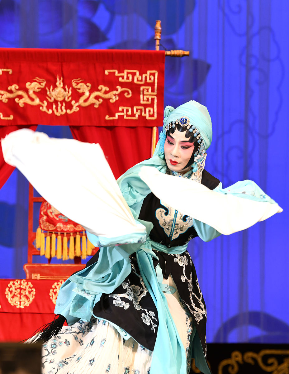 2019年11月1日,安徽淮南,国家一级演员,程派传人迟小秋在送戏下基层慰