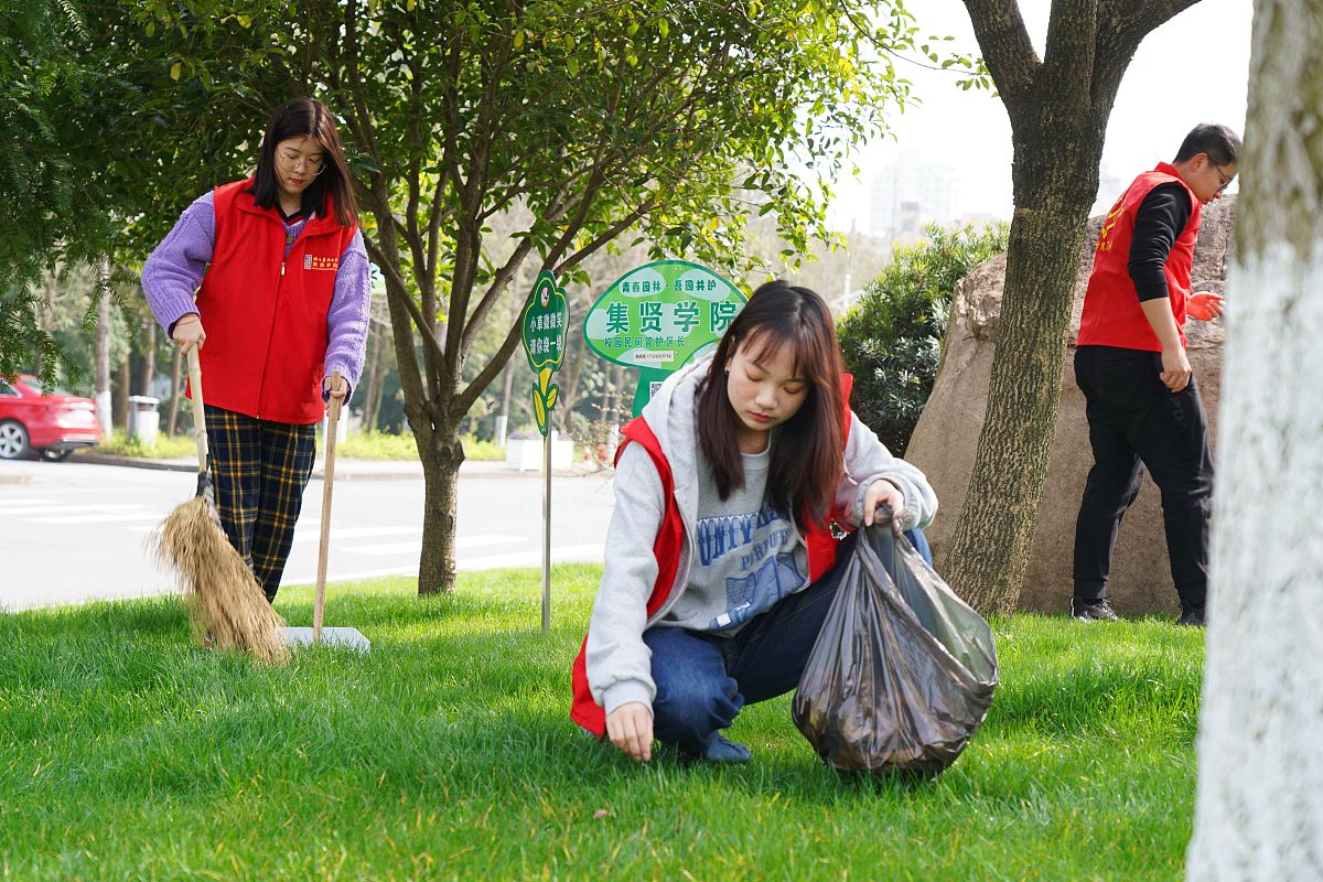 某大学班级组织图书馆门口垃圾清理活动，营造整洁校园环境