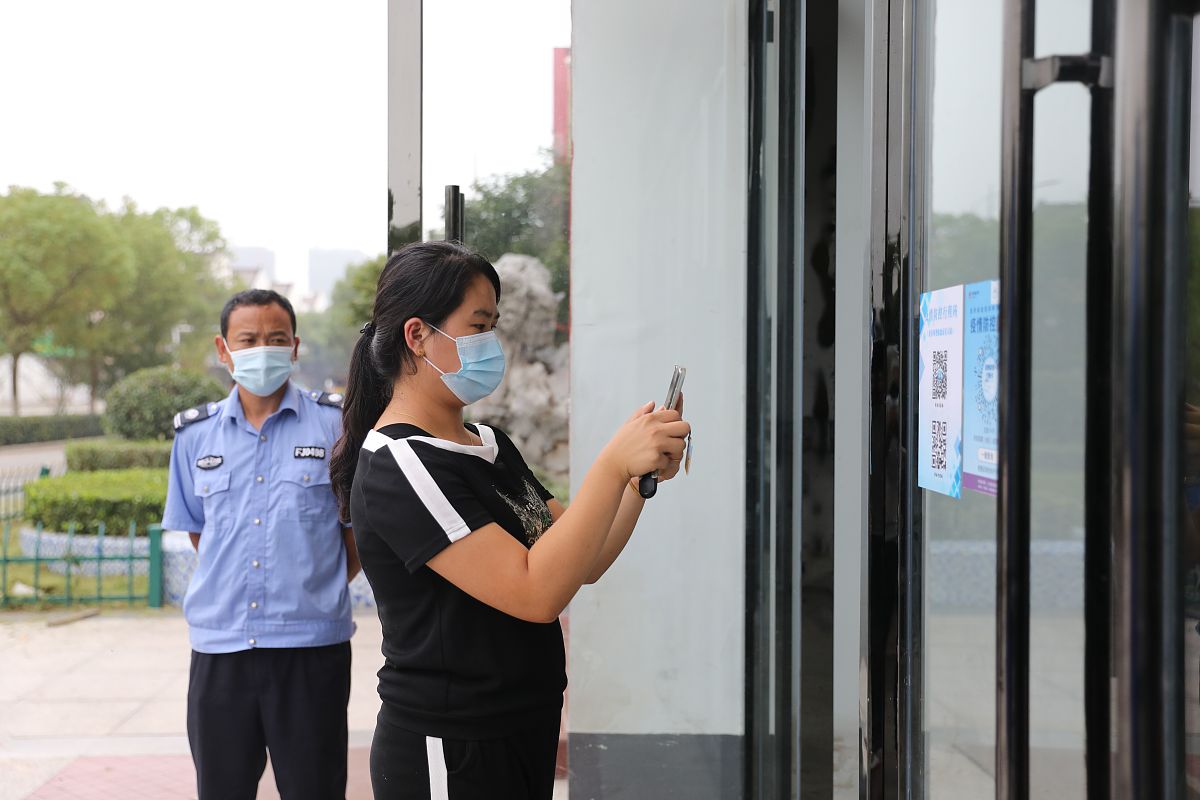 外地去北京安监局出差都去了快一个月了说是封闭式审查晚上也不能拿手机吗白天上交手机也就算了晚上也不能拿手机吗帮我用200字详细描述