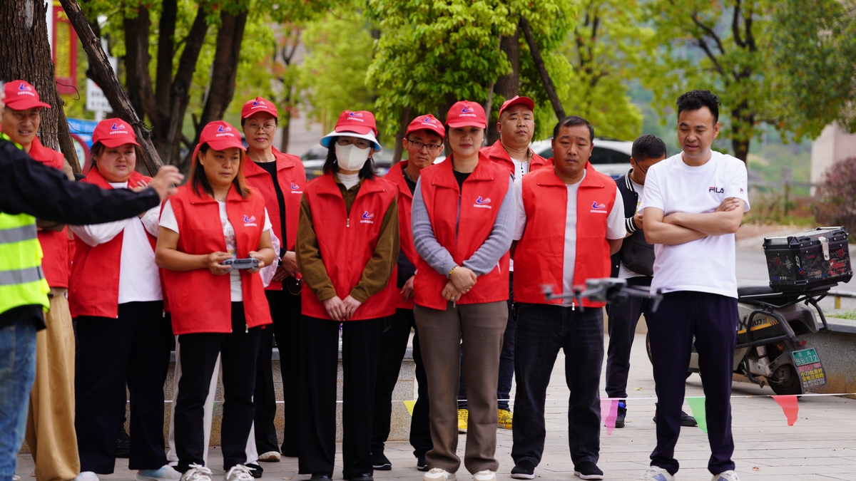 2026年4月10日,在云南省昭通市彝良县体育馆广场,学员