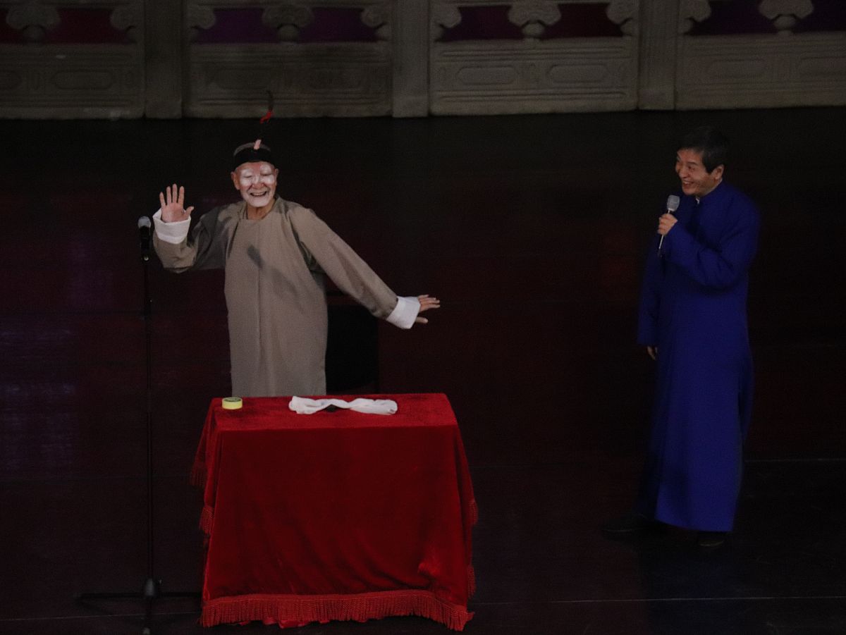 远古郭德纲德云社系列 综艺 星夜喜乐会 龙凤呈祥_哔哩哔哩_bilibili京剧《乌盆记》王珮瑜 马志明 邓沐玮等_哔哩哔哩 bilibili上面两出剧目均有相声演员参加演出试从京剧与相声的关系角度对两出戏的表演风格做出比较分析。字数不少于3000字。