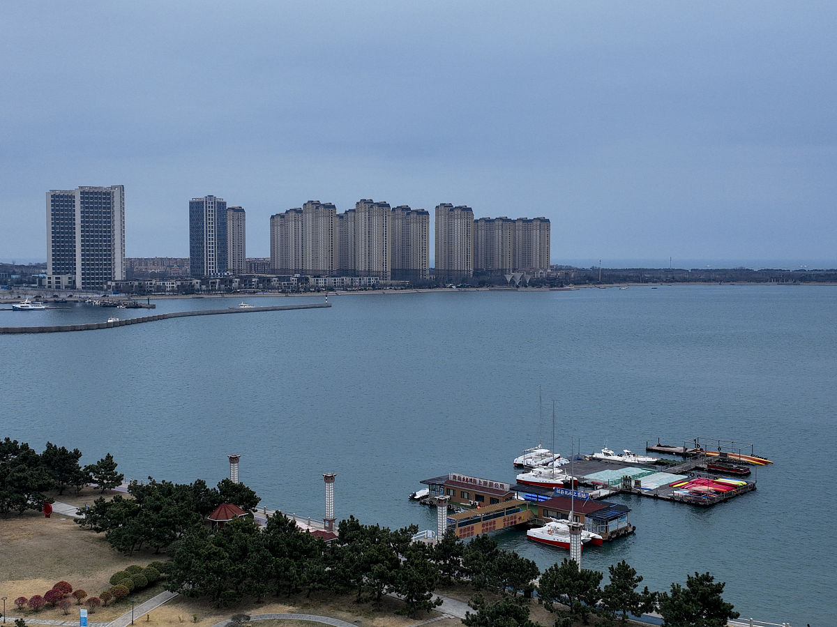 2022年3月18日,山东青岛西海岸新区唐岛湾划艇基地,划艇依偎在静谧的
