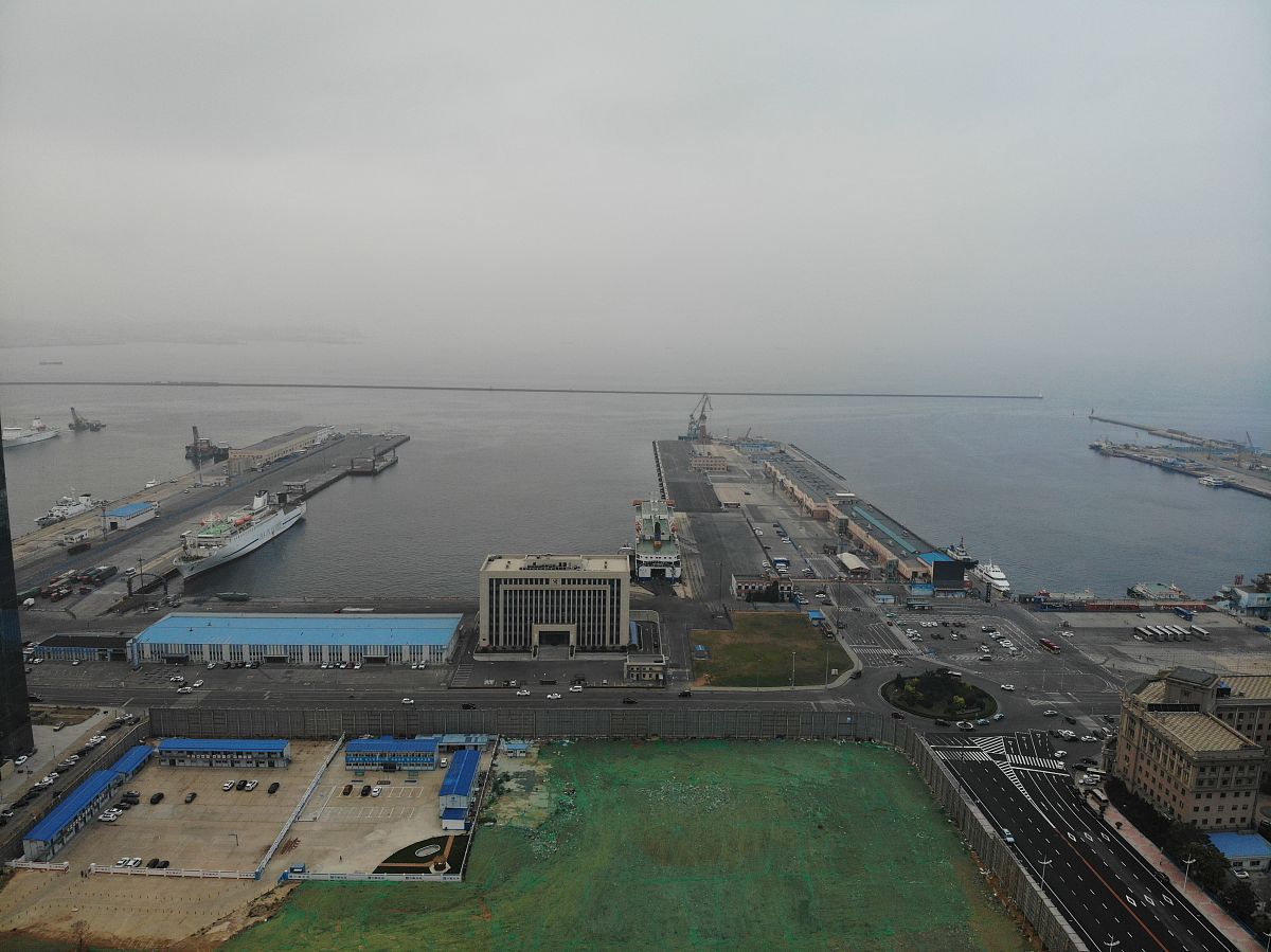 请将下列句子使用学术性较强的话润色：多式联运枢纽港和一般港口的区别