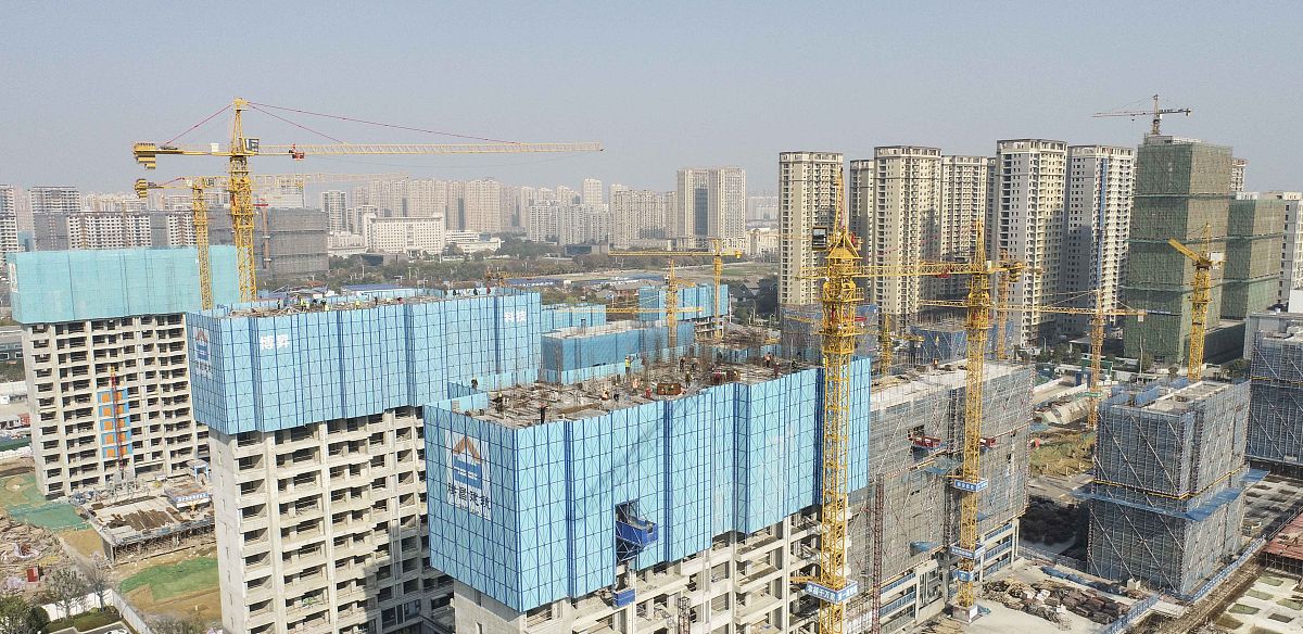 下面两段话增加个人感想：凝心聚力助力成都锦绣项目交付宝剑锋从磨砺出梅花香自苦寒来。成都锦绣天地项目在建设初期就遇到了新冠疫情其建设期与疫情相伴。历时两年多克服疫情、暴雨等客观因素影响一路艰辛克服万难锦绣天地项目终于在2022年9月完成交付。受疫情影响交付过程也并非一番风顺。在疫情全面常态化管理前很多事情是无法预料的。在2022年8月份原定项目交付时间是在9月中旬开始交付所有交付计划都是按照9月中旬