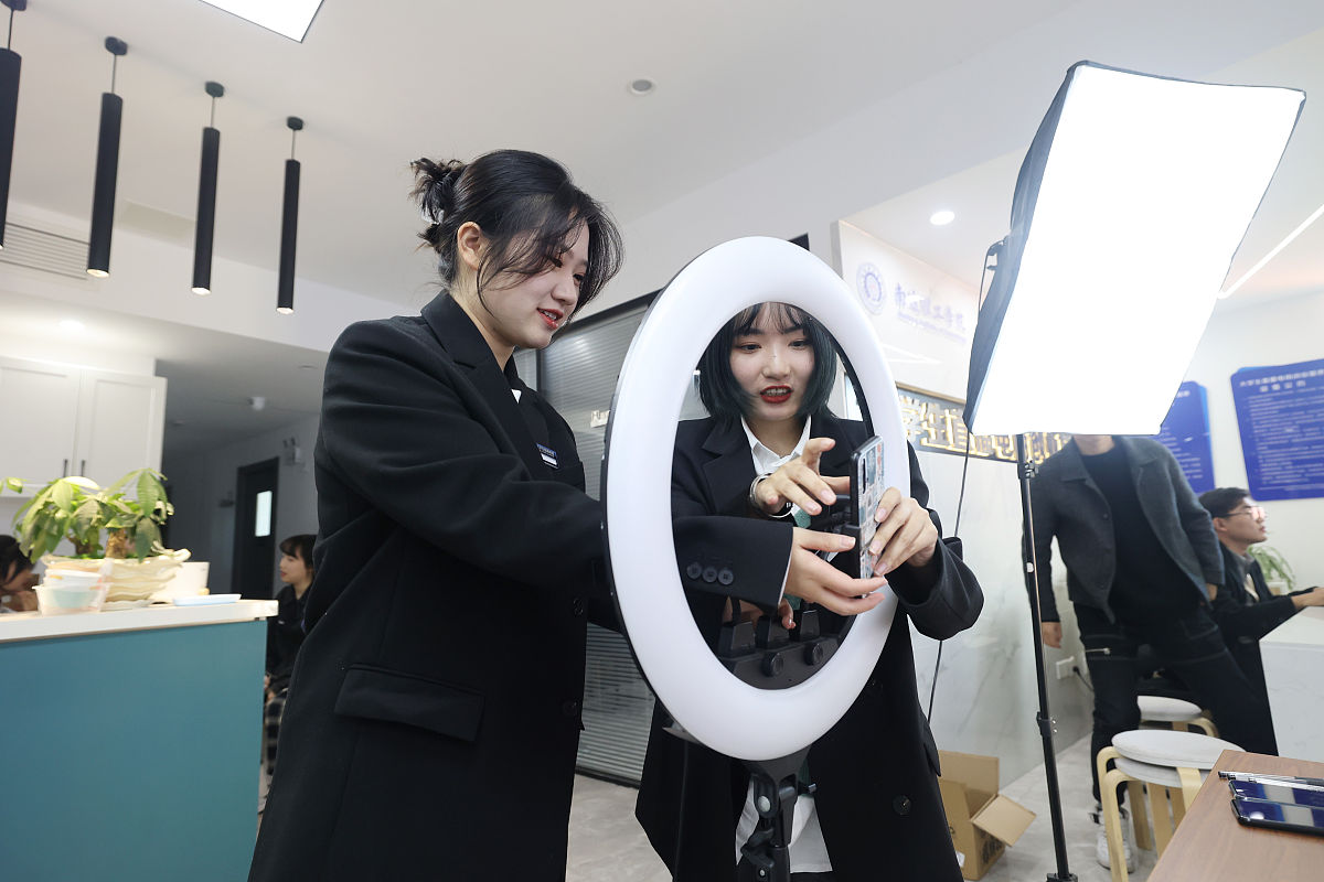 赣州电子工业学校电商直播专业学制是三年，培养电商直播人才