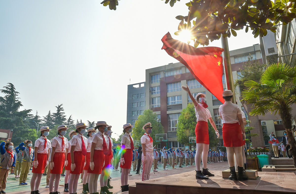 写一篇艺术设计学院周一升旗仪式通讯稿