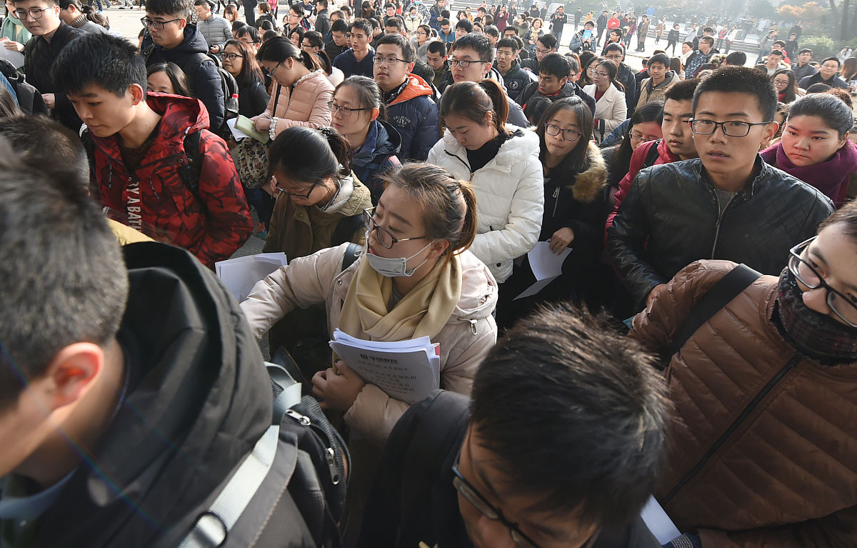 假设你是一名专四优秀的学生请翻译一下句子为什么只有它能够在历史的长河里经久不衰？