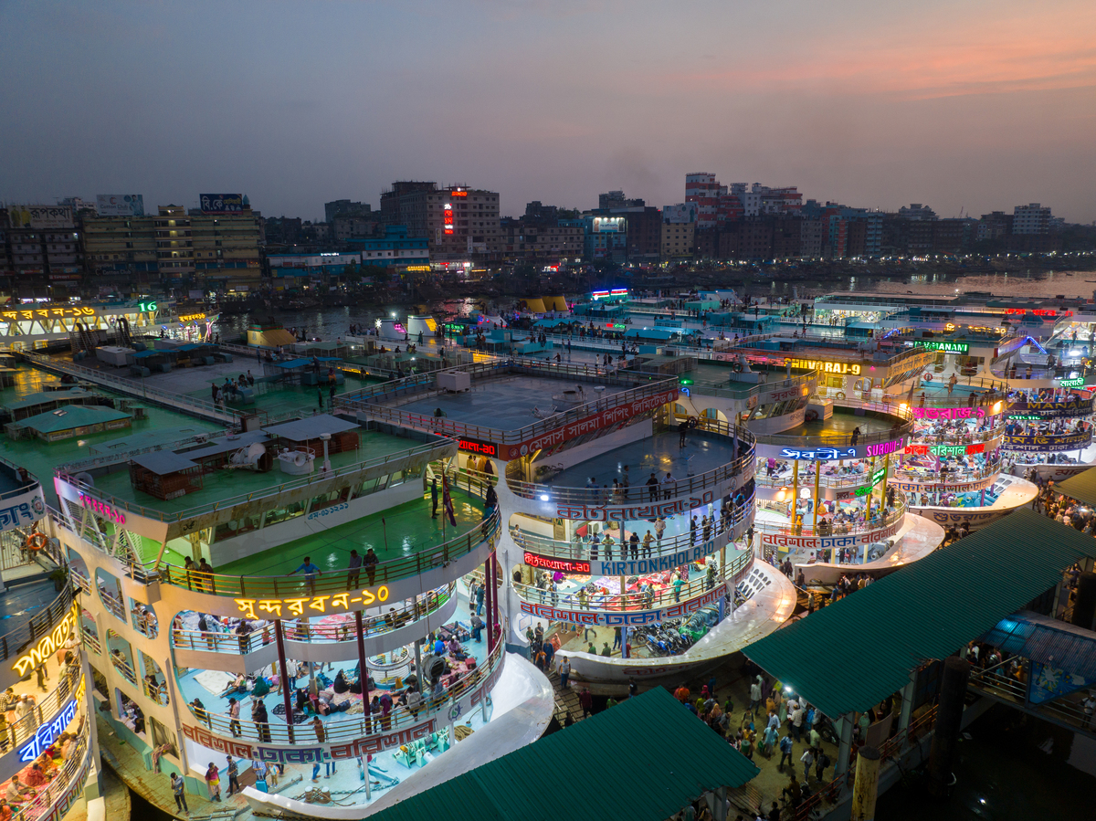 我是一名设计师要以潮汐为概念搭建一条未来概念夜市街但是不能太俗套再结合时间概念这个时间概念又分为大时间和小时间大时间是指整个夜市的开启与关闭小时间我目前想的是关于每个店铺的开启时间产品我暂且想出的是一个夜市地摊摊位的小建筑产品和一个灯光装置现要搭建空间、时间、产品的统一你有什么新的主意吗？要新颖不要太俗套