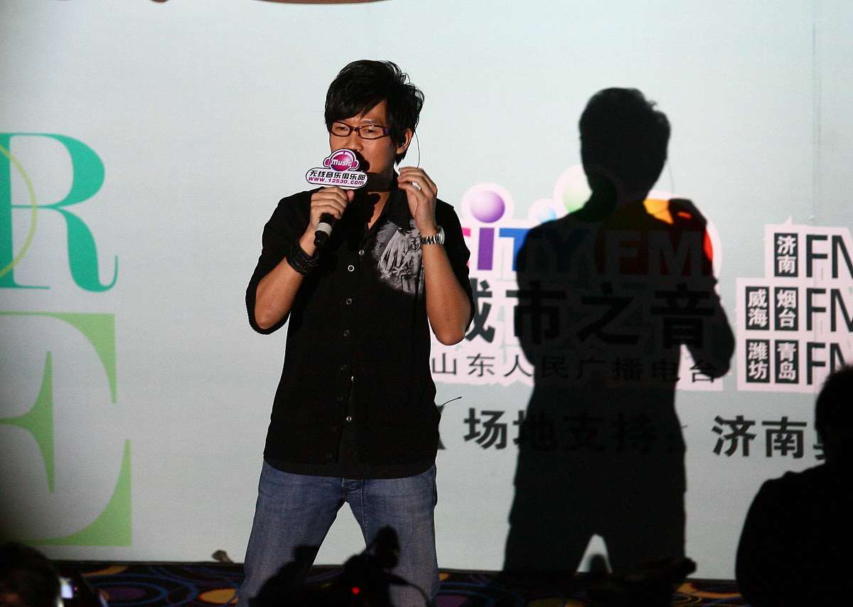 2009年11月16日,济南,"品冠——爱情大富翁"全国巡回歌友会济南站演出