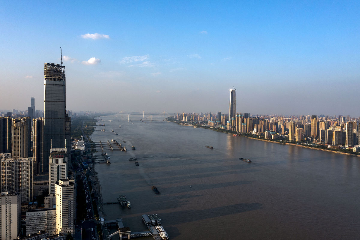 2021年7月14日,武汉长江,汉江四岸风光旖旎,景色迷人,建筑构成了一幅