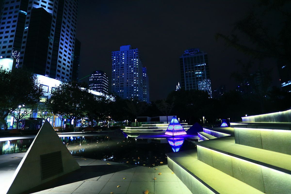 1、基于人本需求的景观照明提升规划景观规划以以人为本突出特色绿色生态为原则基于山水共融、古今交融、记忆守望的城市特色按照整个城市照明结构的空间布局提出一江两路多廊多节点的景观照明结构从实际出发循序渐进的推进项目实施。构建一江两岸描摹城市山水的滨江视看长廊；以一场两站5节点的串联展示印象佳城迎宾姿态；以长安路城市发展轴线和杏林路城市景观轴线打造交相辉映的街景画面激活城市活力；以三横六纵的街道骨架的梳