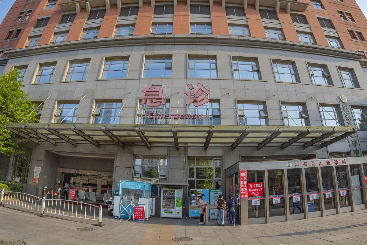 金辇酒店到北京南站怎么走坐车用230字帮我详细描述