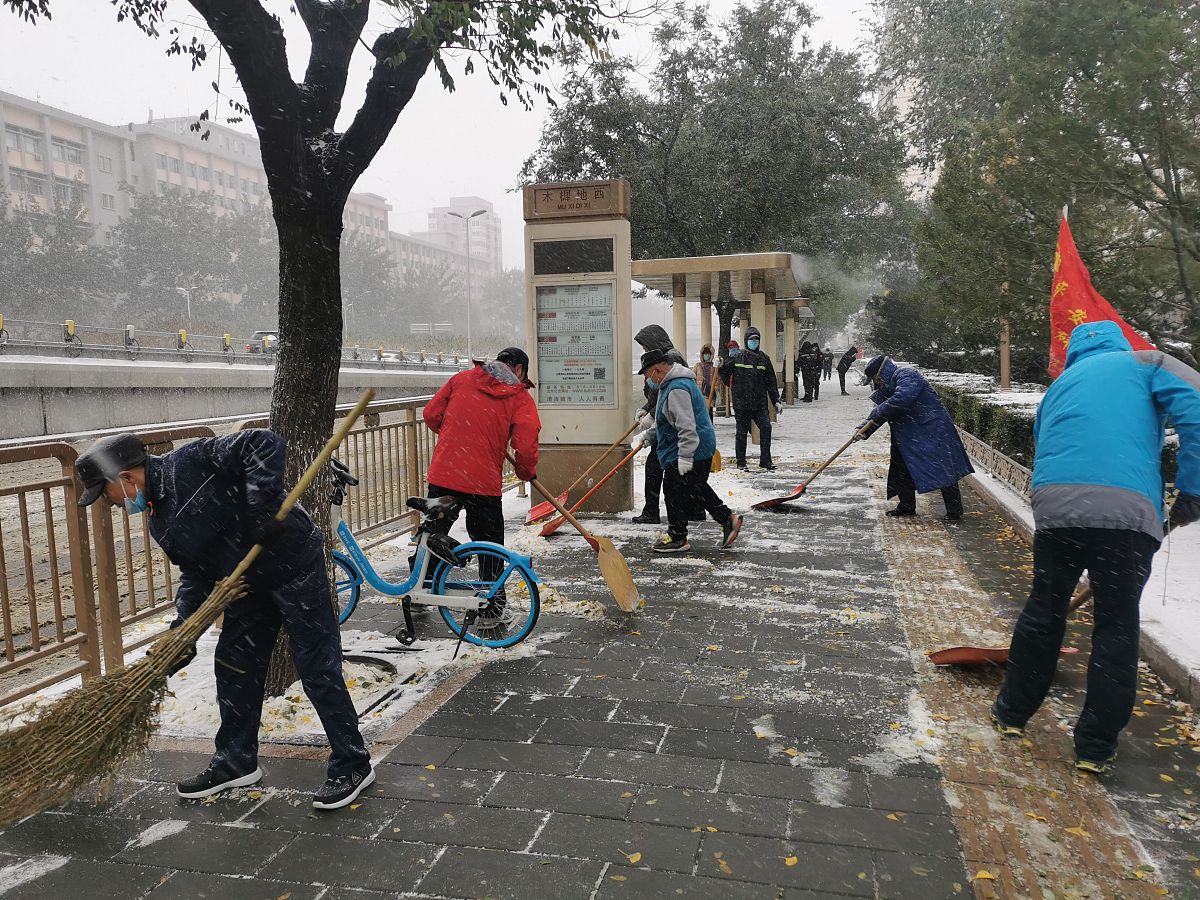 社区居民携手清理楼道小广告，共建文明和谐社区